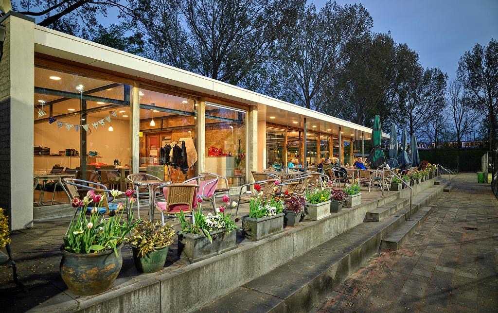 kantine voorkant avond